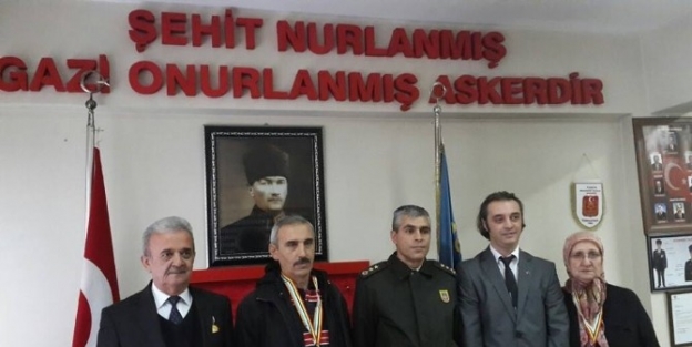 Madalyası Eşi Ve Oğluna Verildi