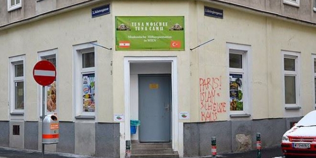 Avusturya'da camiye çirkin saldırı!