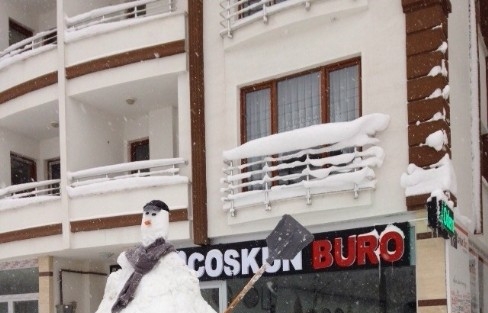 Düzce’de Esnaf 4 Metre Boyunda Kardan Adam Yaptı