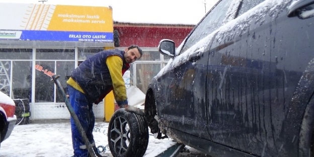 Erzincan’da Kar Yağışıyla  Araç Sürücüleri Lastikcilere Akın Etti