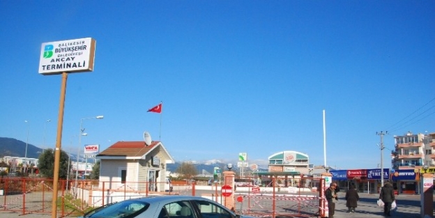 Otogar Demir Parmaklıklarla İkiye Bölündü