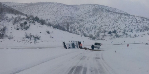 Tuzlama Yapan Kamyon Buzlanan Yolda Devrildi