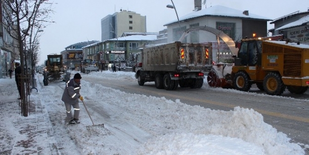 Büyükşehir’den 24 Saat Kar Mesaisi