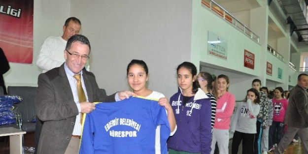 Başkan Saka’dan Minik Sporculara Destek