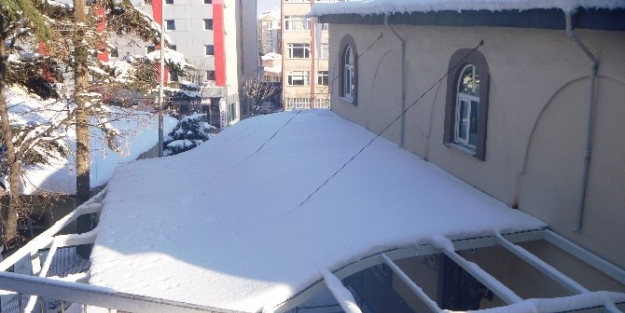 Ertuğrulgazi Camii Girişine Yapılan Sundurma Kar Engeline Takıldı