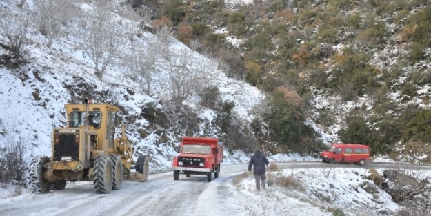 Nazilli Belediyesi Karın Kapattığı Yolları Açtı