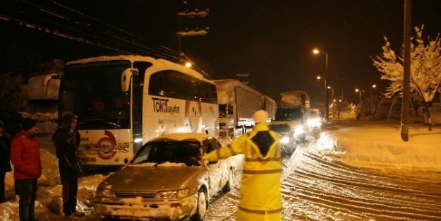 Düzce D-100 Karayolunda Trafik Durdu