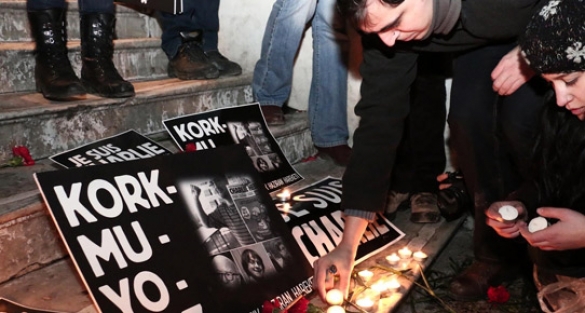 Paris saldırısı Taksim'de protesto edildi