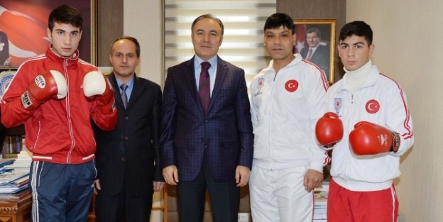 Boks Ve Taekwondo’nun Şampiyonlarindan Valiye Ziyaret