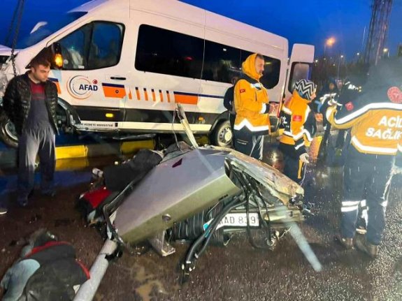 Feci kaza! Deprem bölgesine giden AFAD aracı kaza yaptı: 1 ölü, 9 yaralı