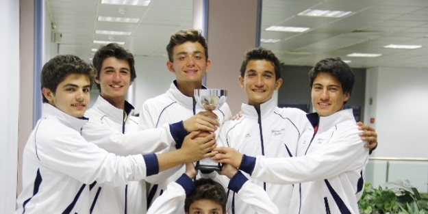 İzmir Yamanlar Koleji Teniste Türkiye Şampiyonu