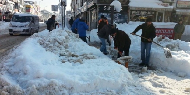 Belediye Ekipleri Karları Temizliyor