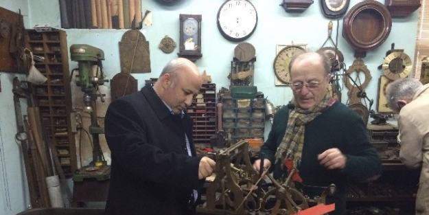 Tarihi Saat Titizlikle Tamir Ediliyor