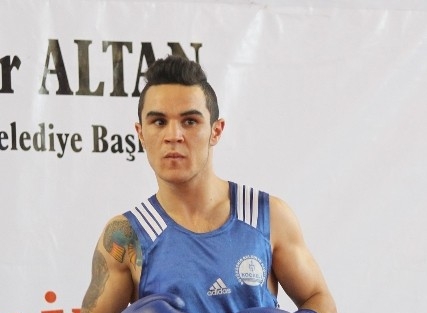 Kocaelili Boksör Selçuk, Fransa’da Ringe Çikiyor