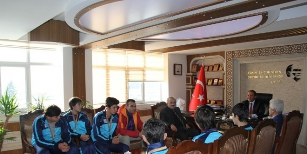 Hacı Ahmet Arısoy Lisesi Voleybol Takımı Kaymakam Ali Candan’ı Ziyaret Etti