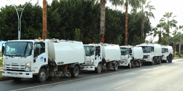 Büyükşehir Belediyesi’ne 16 Yeni Vakumlu Yol Süpürme Aracı