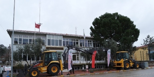 Sarıcakaya Belediyesi Araç Filosuna 2 Kepçe Daha Kattı