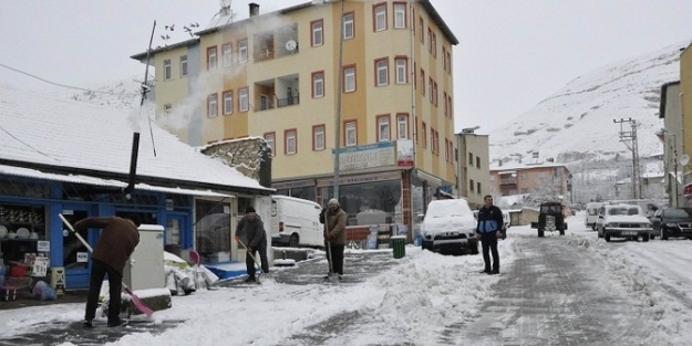 Gürün’de Karla Mücadele Çalişmalari Sürüyor