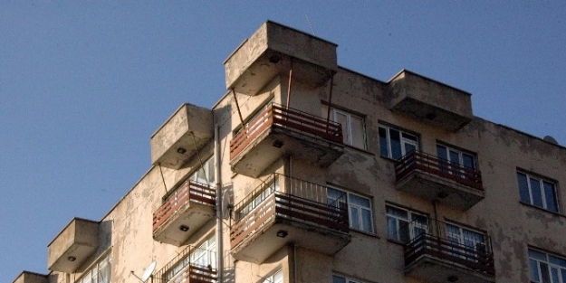 56 Evler Binası Vatandaşı Korkutuyor