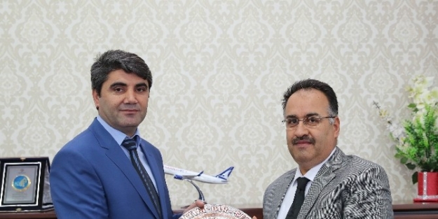 Iğdir Üniversitesi Eğitim-bir-sen Yönetim Kurulu Üyeleri Rektör Yılmaz’ı Ziyaret Etti