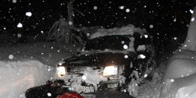 Rize’de Kar Nedeniyle Otomobillerinde 10 Saat Mahsur Kalan İki Kişi Kurtarıldı