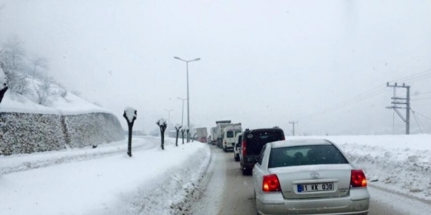 Düzce Akçakoca Yolu Kayan Tır Nedeniyle Kapandı