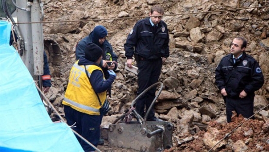 İşçi kayanın altında kalarak can verdi