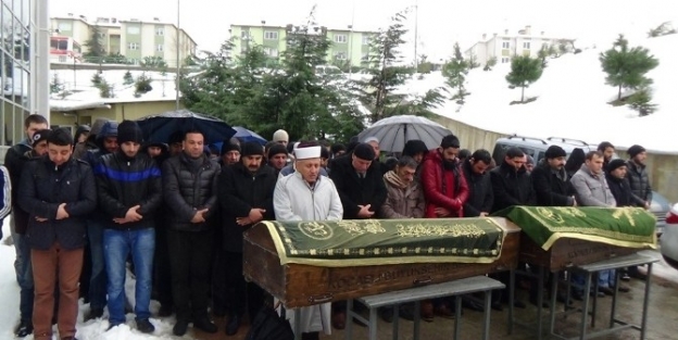 İzmit’te Cinayet Kurbanı Anne İle Kızı Son Yolculuğuna Uğurlandı