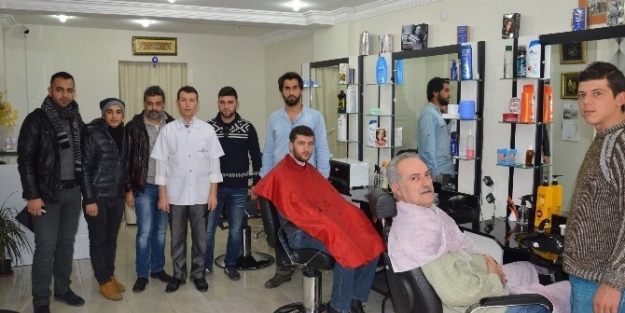 Manisalı Kuaför Gazetecileri Ücretsiz Tıraş Etti