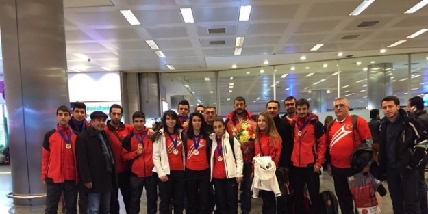 Genç Milli Curling Takımı Yurda Döndü