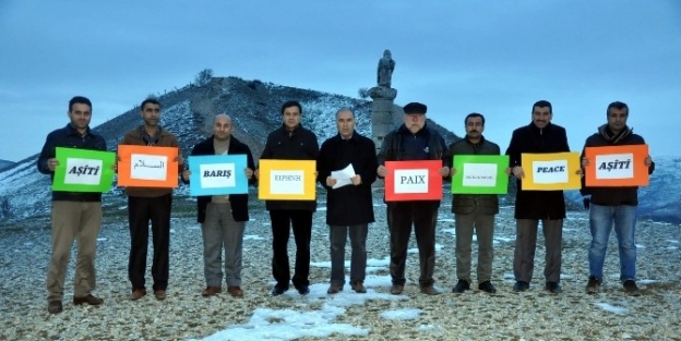 Kahta’da Gazeteciler Tarihi Karakuş Tepesinde ‘barış’ Dedi