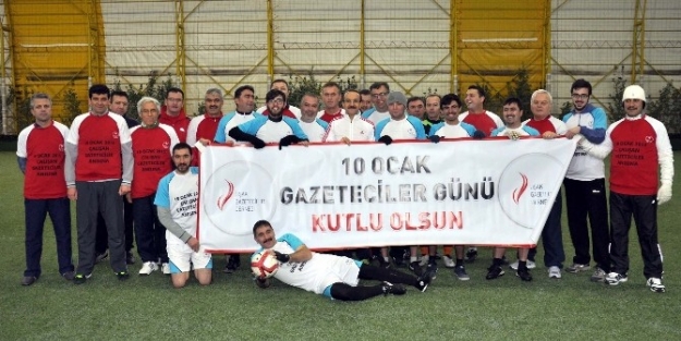 Gazeteciler Ve Uşak Protokolü Berabere Kaldı