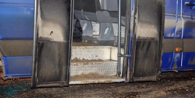 İçi dolu minibüste rastgele ateş açtı