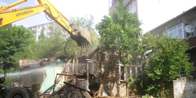 İzmit Belediyesi 142 Yapıyı Yıktı