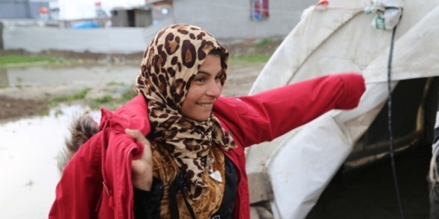 Çadirlardaki Suriyeli Sığınmacılara Giysi Yardımı