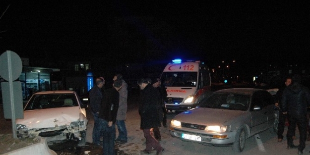 Kavşakta Otomobiller Çarpişti