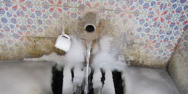 Akan Çeşmelerde Oluşan Buz Sarkıtlarının Büyüleyen Görüntüsü