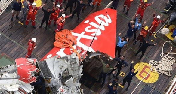 Düşen Air Asia uçağına ait kara kutu bulundu