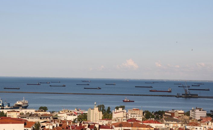 Onlarca gemi Samsun açıklarında bekliyor