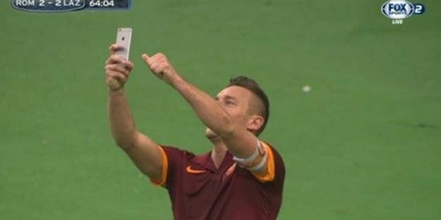 Totti golü Selfie çekerek kutladı