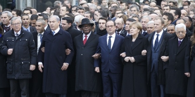 Paris’teki Tarihi Yürüyüş Başladı