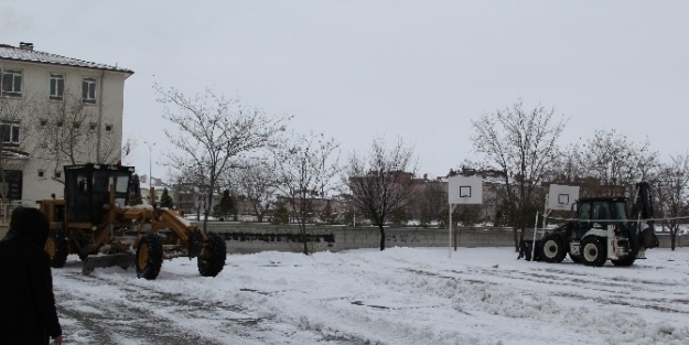 Cihanbeyli’de Okullarda Kar Temizliği