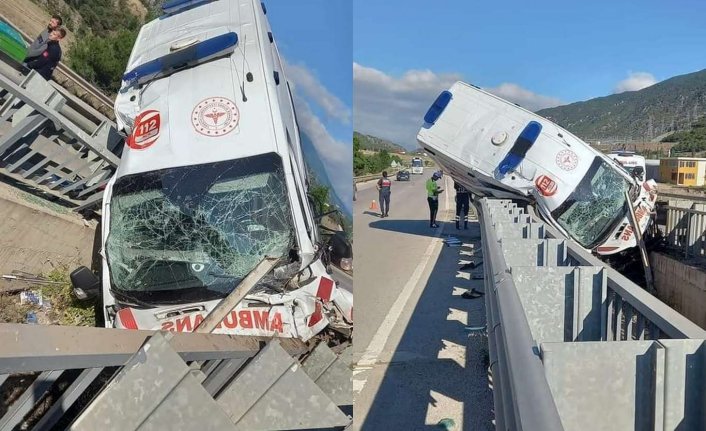 Hasta taşıyan ambulans bariyerlere çarptı! 1 ölü, 3 yaralı