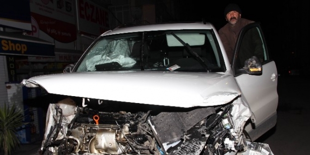 Samsun’da Otomobil Çiğ Köfte Dükkanına Çarpti: 3 Yaralı