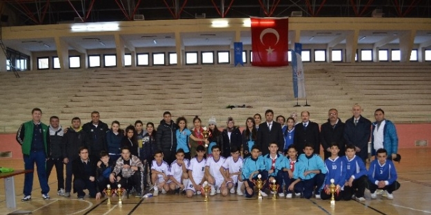 Badminton Turnuvasında Kupalar Verildi