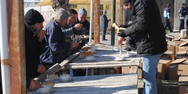 Tütüncüleri Sıcak Çorba Isitiyor