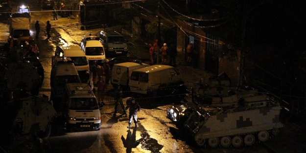 Asker hapishaneyi bastı