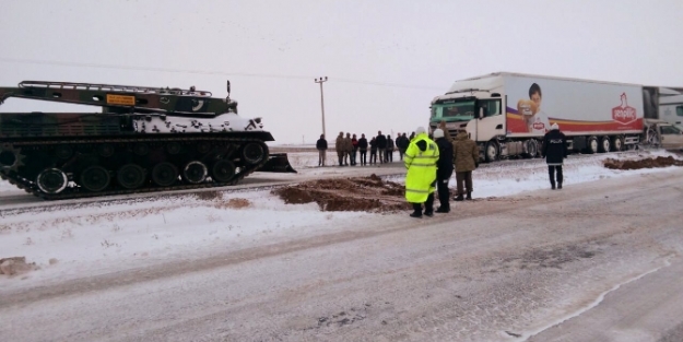 Kapanan yolu tank açtı!
