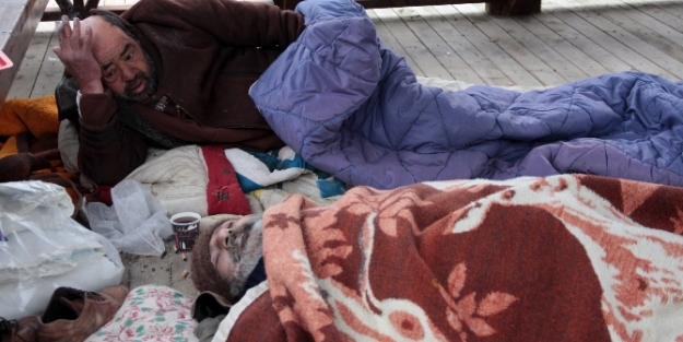 Soğuktan ölen arkadaşına son kez baktı