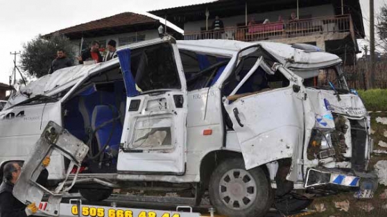 Öğrenci servisi şarampole yuvarlandı